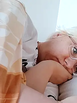 Snapshot of VikaKing chatting on November 23, 7:19 am VikaKing online show from November 23, 7:19 am