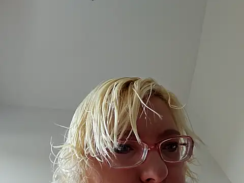 Snapshot of VikaKing chatting on November 28, 9:45 am VikaKing online show from November 28, 9:45 am