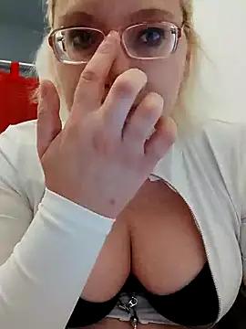 Snapshot of VikaKing chatting on December 5, 8:27 pm VikaKing online show from December 5, 8:27 pm