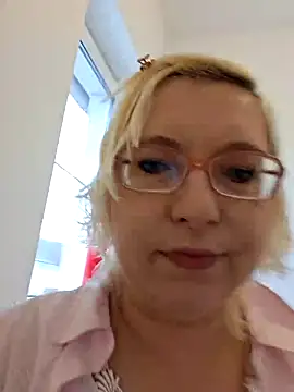 Snapshot of VikaKing chatting on December 14, 9:58 am VikaKing online show from December 14, 9:58 am