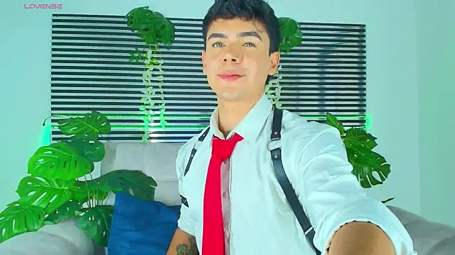 CamiiGuzmanX online show from April 11, 9:30 pm