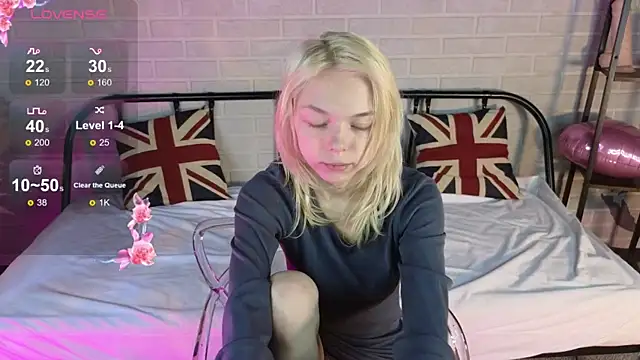 MillaHolt online show from October 14, 8:37 am