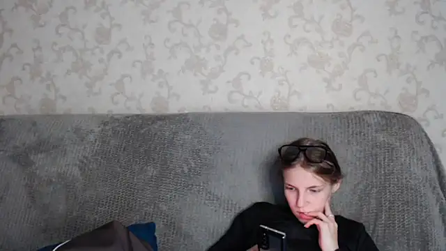 HitGyrl online show from October 8, 1:09 pm