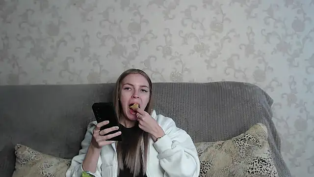 HitGyrl online show from April 18, 8:51 am