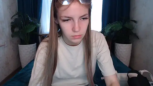 HitGyrl online show from June 15, 1:19 am