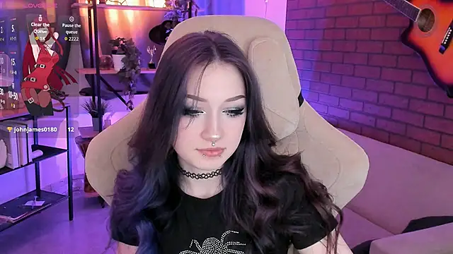 Snapshot of LiliLuna chatting on November 12, 1:44 pm LiliLuna online show from November 12, 1:44 pm