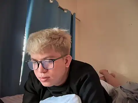 Snapshot of Fuckboii_intown chatting on April 15, 4:08 am Fuckboii intown online show from April 15, 4:08 am