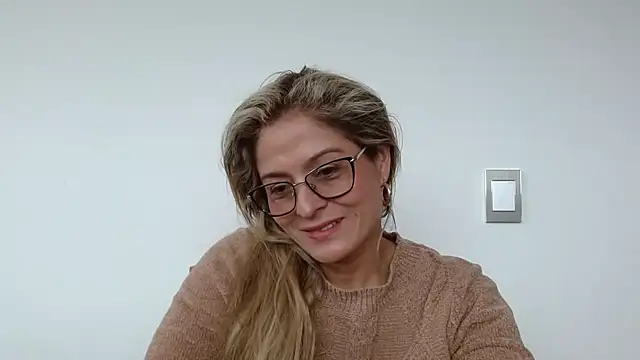 Snapshot of linda-mature43 chatting on October 1, 4:35 pm linda-mature43 online show from October 1, 4:35 pm