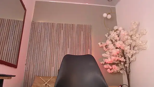 Snapshot of Michellee_20 chatting on October 15, 1:44 pm Michellee 20 online show from October 15, 1:44 pm