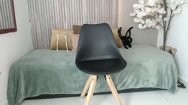 Snapshot of Michellee_20 chatting on October 17, 1:46 pm Michellee 20 online show from October 17, 1:46 pm