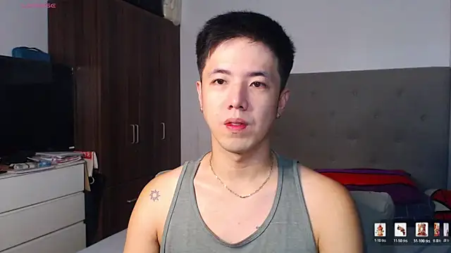 Snapshot of Addictiveboi chatting on February 1, 2:32 am Addictiveboi online show from February 1, 2:32 am