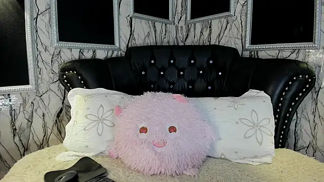 adelinemoretti online show from December 17, 5:30 pm