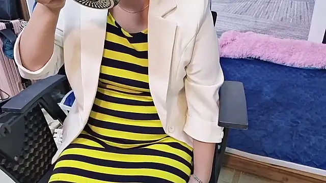 Snapshot of MichiLovely chatting on November 7, 8:25 am MichiLovely online show from November 7, 8:25 am