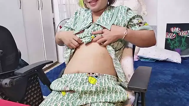 Snapshot of MichiLovely chatting on November 7, 10:32 pm MichiLovely online show from November 7, 10:32 pm