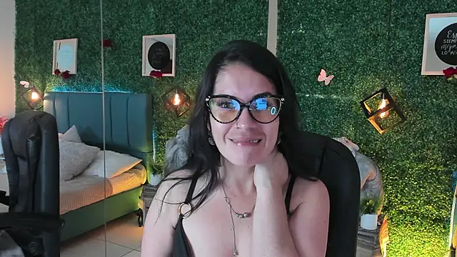 Snapshot of Linagh_ chatting on February 2, 11:42 am Linagh online show from February 2, 11:42 am