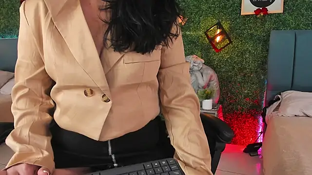 Snapshot of Linagh_ chatting on February 9, 11:36 am Linagh online show from February 9, 11:36 am