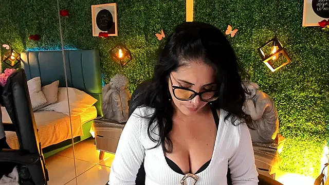 Snapshot of Linagh_ chatting on February 18, 11:28 am Linagh online show from February 18, 11:28 am