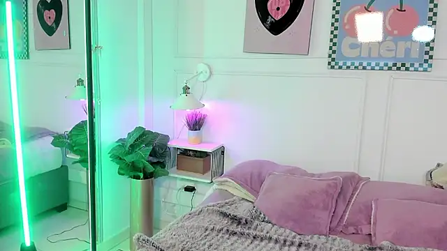 Zoe Lynch  online show from March 13, 11:28 am