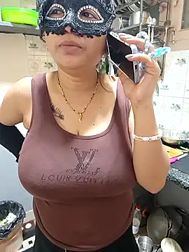 Queen Nightt online show from January 18, 3:32 am