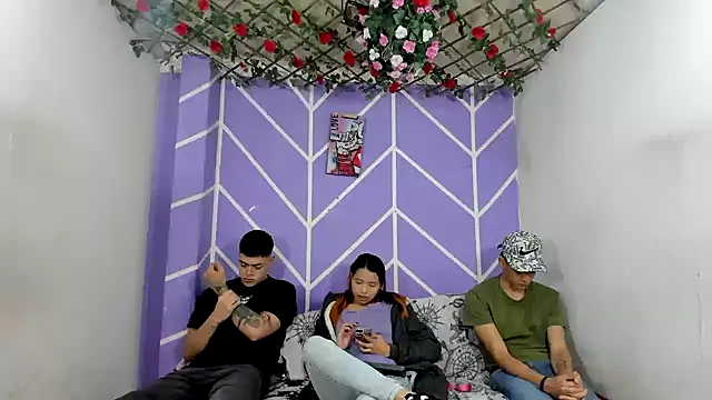 lau and boys18 online show from November 22, 1:21 pm