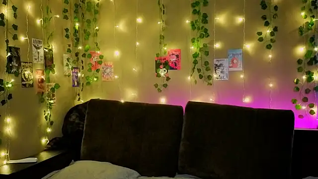 Lori Williams online show from February 19, 2:18 am