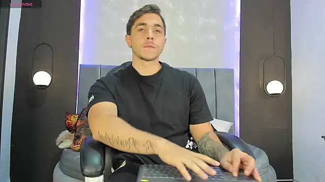 Liam walk  online show from October 20, 9:04 pm