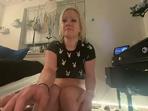 prettylilandrea online show from March 26, 7:36 am