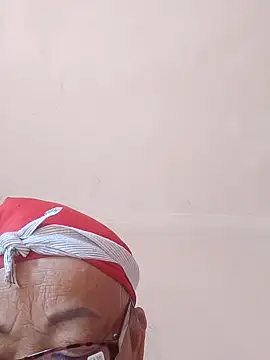 Snapshot of VangLe73 chatting on October 10, 1:04 am VangLe73 online show from October 10, 1:04 am