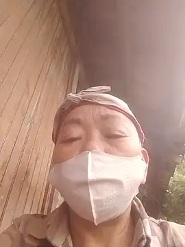 Snapshot of VangLe73 chatting on October 31, 9:10 am VangLe73 online show from October 31, 9:10 am