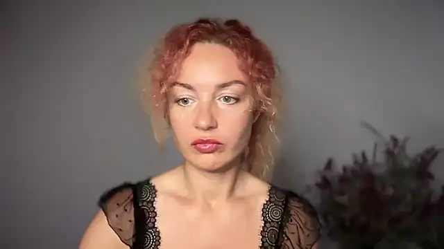 Reddgiirl online show from October 17, 4:20 pm