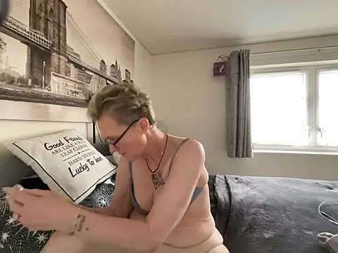 Curvy-Jinx online show from April 3, 8:23 am