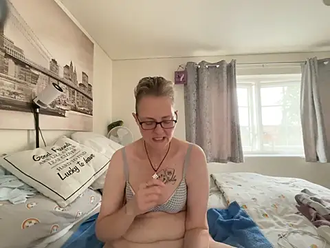 Curvy-Jinx online show from June 23, 8:34 am