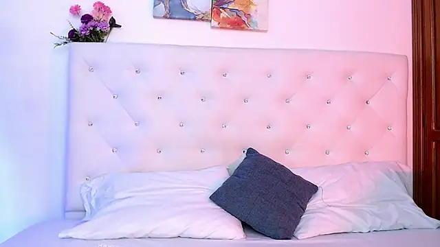 Snapshot of molly_curvyhot chatting on November 28, 1:14 pm molly curvyhot online show from November 28, 1:14 pm