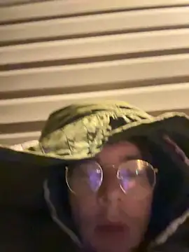 Snapshot of Hungboxer69 chatting on November 11, 1:33 pm Hungboxer69 online show from November 11, 1:33 pm