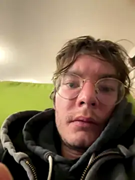 Snapshot of Hungboxer69 chatting on November 15, 5:27 am Hungboxer69 online show from November 15, 5:27 am