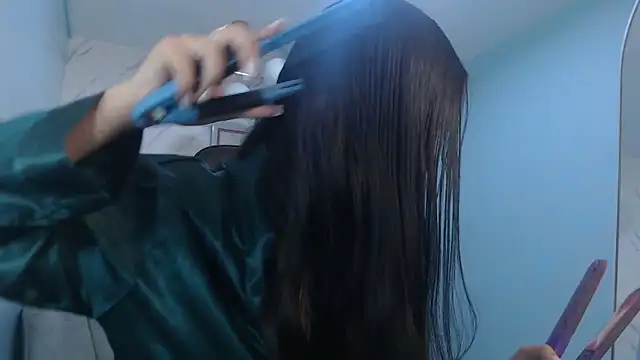 victoria hernandez t  online show from April 24, 1:02 pm