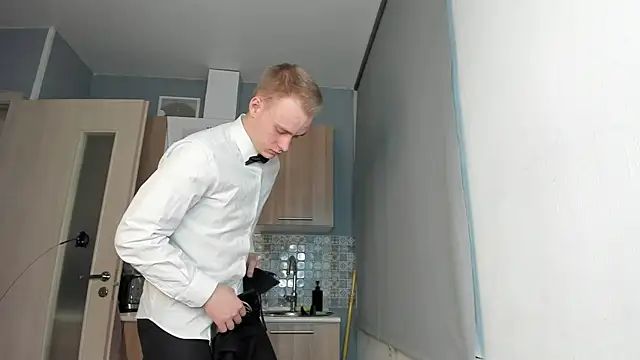 Snapshot of Kevin_Young_Cat chatting on December 19, 7:10 pm Kevin Young Cat online show from December 19, 7:10 pm