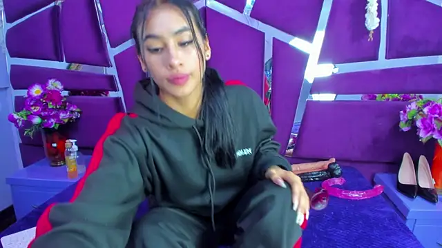 Snapshot of Miaa_Davis_ chatting on February 25, 2:43 am Miaa Davis online show from February 25, 2:43 am