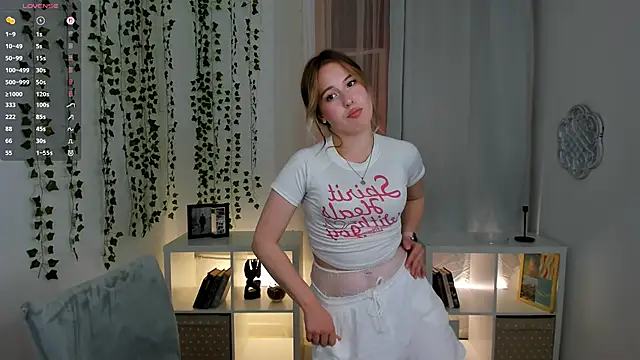 Snapshot of LanaRoselle chatting on September 19, 9:37 pm LanaRoselle online show from September 19, 9:37 pm