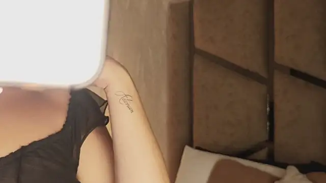 scarlethlux online show from April 17, 5:32 am