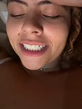 Chloe Leaozinho online show from May 15, 11:45 pm