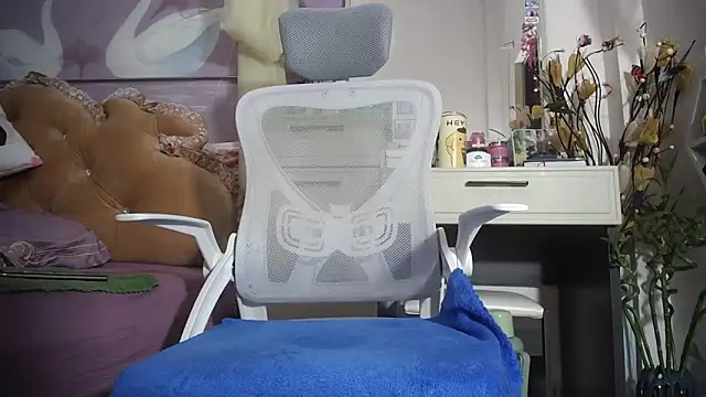 Snapshot of lyly_asian chatting on January 16, 12:25 am lyly asian online show from January 16, 12:25 am