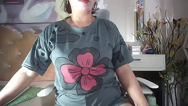 Snapshot of lyly_asian chatting on March 17, 12:15 am lyly asian online show from March 17, 12:15 am