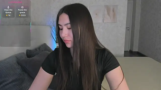 Megan Williamms online show from December 3, 9:29 am