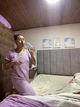 juliana-mancini online show from November 19, 5:02 pm