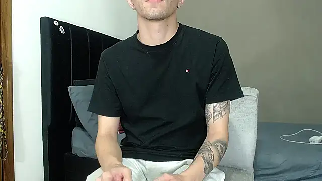 Matteo12  online show from February 7, 1:53 am