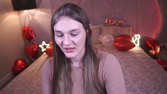 Snapshot of DiamondGoldie chatting on February 8, 8:23 pm DiamondGoldie online show from February 8, 8:23 pm