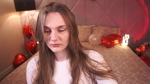 Snapshot of DiamondGoldie chatting on February 9, 8:24 pm DiamondGoldie online show from February 9, 8:24 pm