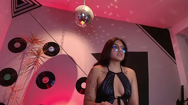 Lilith and Khloe online show from November 5, 11:21 am