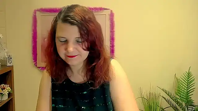 Snapshot of TwoBigSuns chatting on December 19, 8:21 am TwoBigSuns online show from December 19, 8:21 am